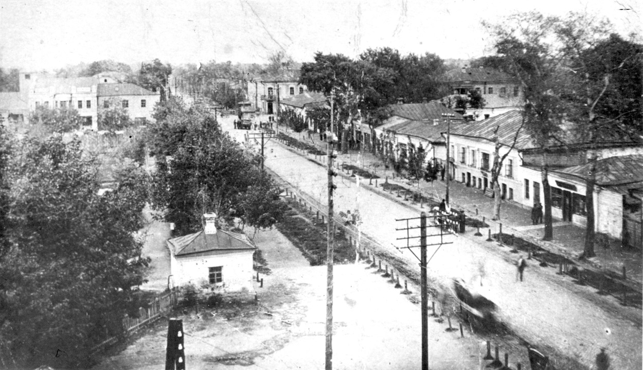 Центральна вулиця Переяслава. Фото 1930 року. Ліворуч будка з артезіанською свердловиною збудована в 1911 році, ліквідована в 1953 році.