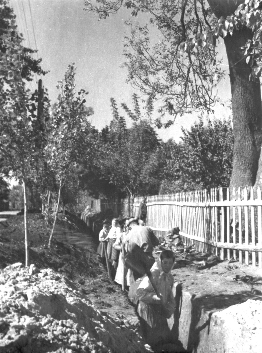 Копають траншею під водопровід у 1953 році по вул. Жовтнева нині Покровська