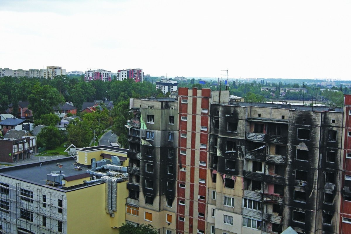 Із даху десятиповерхівки на вулиці Северинівській, 160 в Ірпені відкривається вид на місто. Навпроти – будинок, який зноситимуть як непридатний для життя
