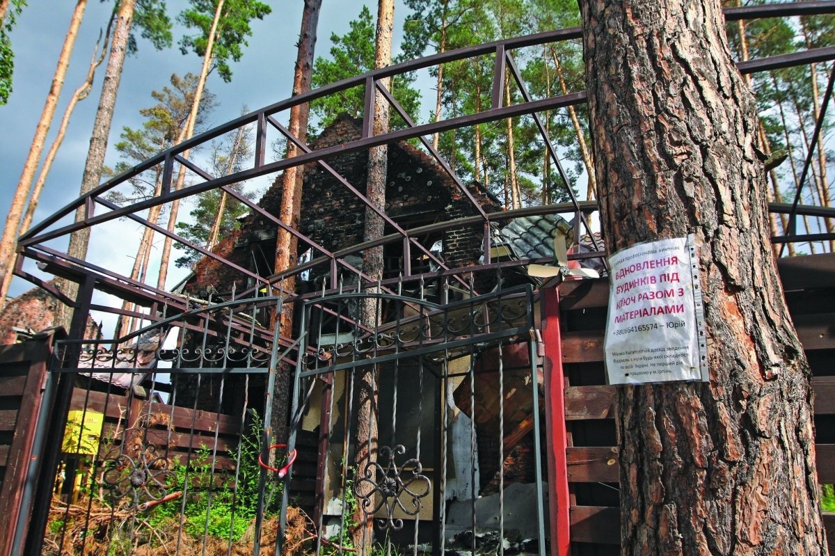 Унаслідок бойових дій в Ірпені зруйновано 1483 приватні будинки, ще 1130 зазнали пошкоджень. Тепер біля кожного висить оголошення з контактами компаній, що займаються будівництвом і ремонтом
