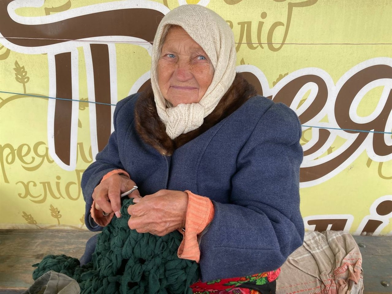 Галина Удод плете килимки для військовиків