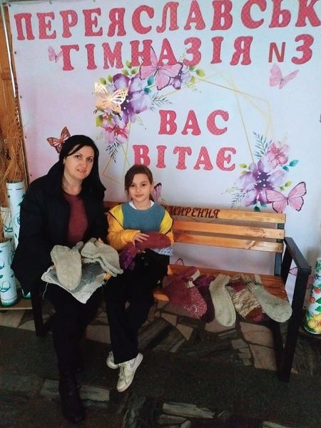 Віталінка принесла до школи теплі шкарпетки від бабусі, які передадуть воїнам