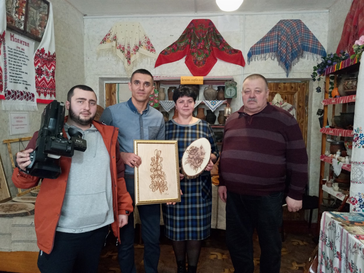 Ольга Шульга (в центрі) активно допомагає Михайлу Гичу збирати свідчення земляків  та популяризувати історію  села в ЗМІ 