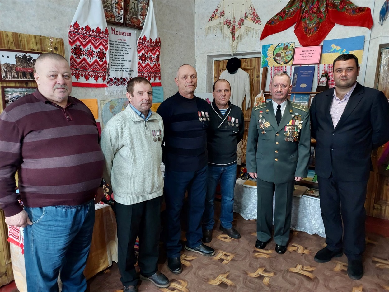 Михайло Гич та Олександр Слюсар у Єрковецькій публічній бібілотеці з героями-захисниками 