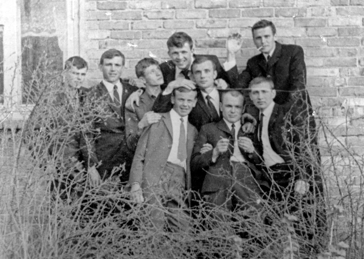 На дні народження у Миколи Шульги. Олександр Пономаренко в першому ряду в центрі, Микола Шульга верхній ряд крайній праворуч. 1968 рік