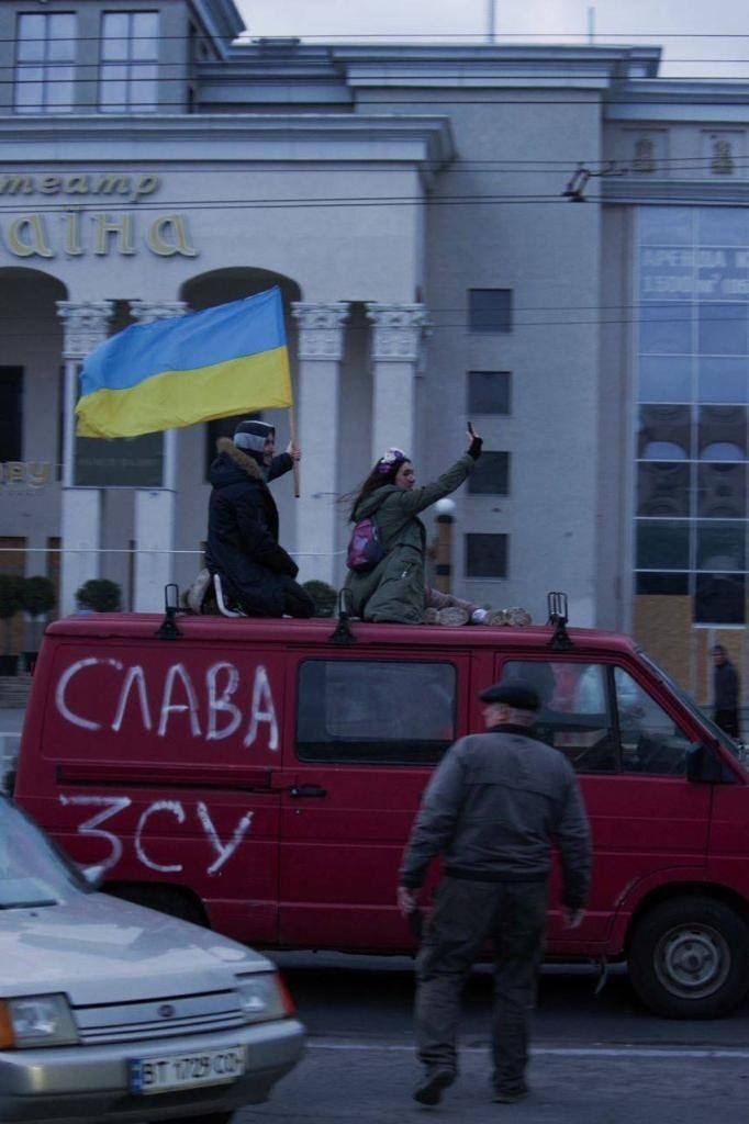 Херсонці вітають повернення в місто ЗСУ