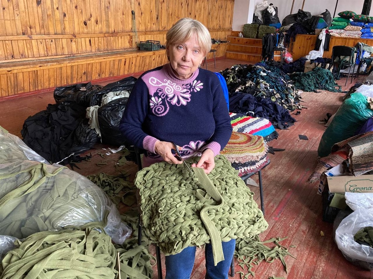 Киянка Лариса долучається до виготовлення сіток, подушок та килимків у трубайлівсьому клубі