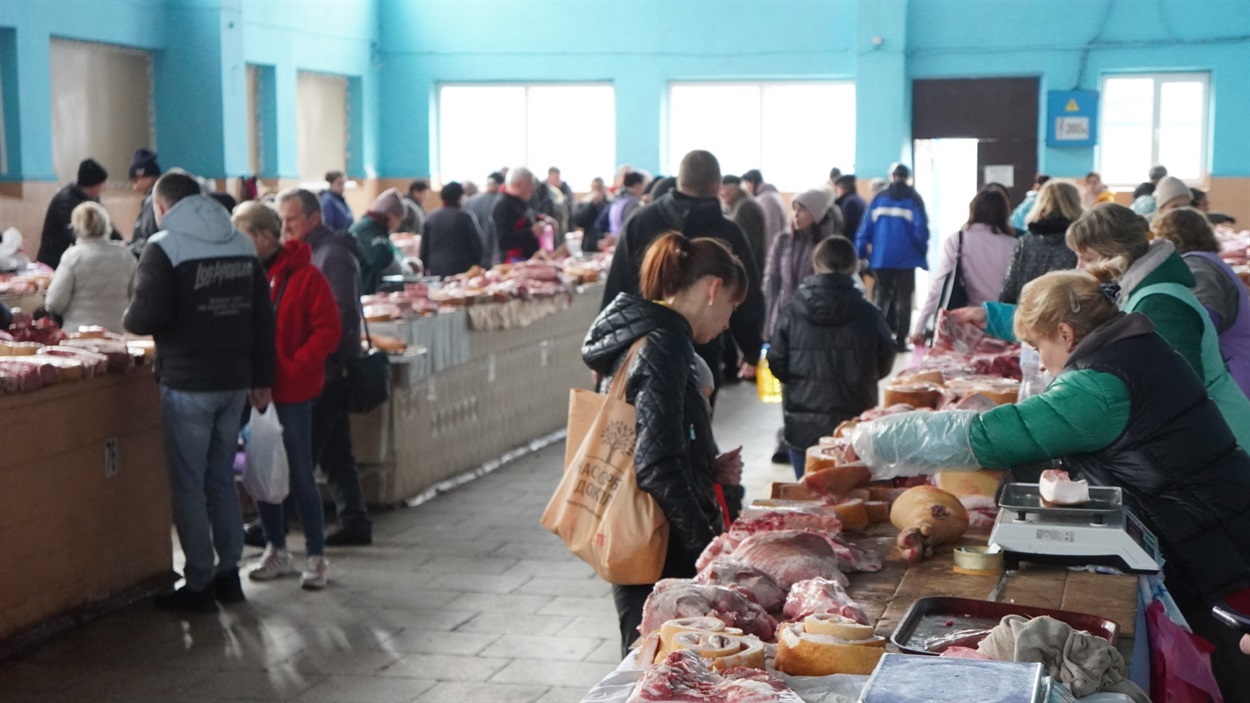 У м'ясному павільйоні зранку завжди людно 
