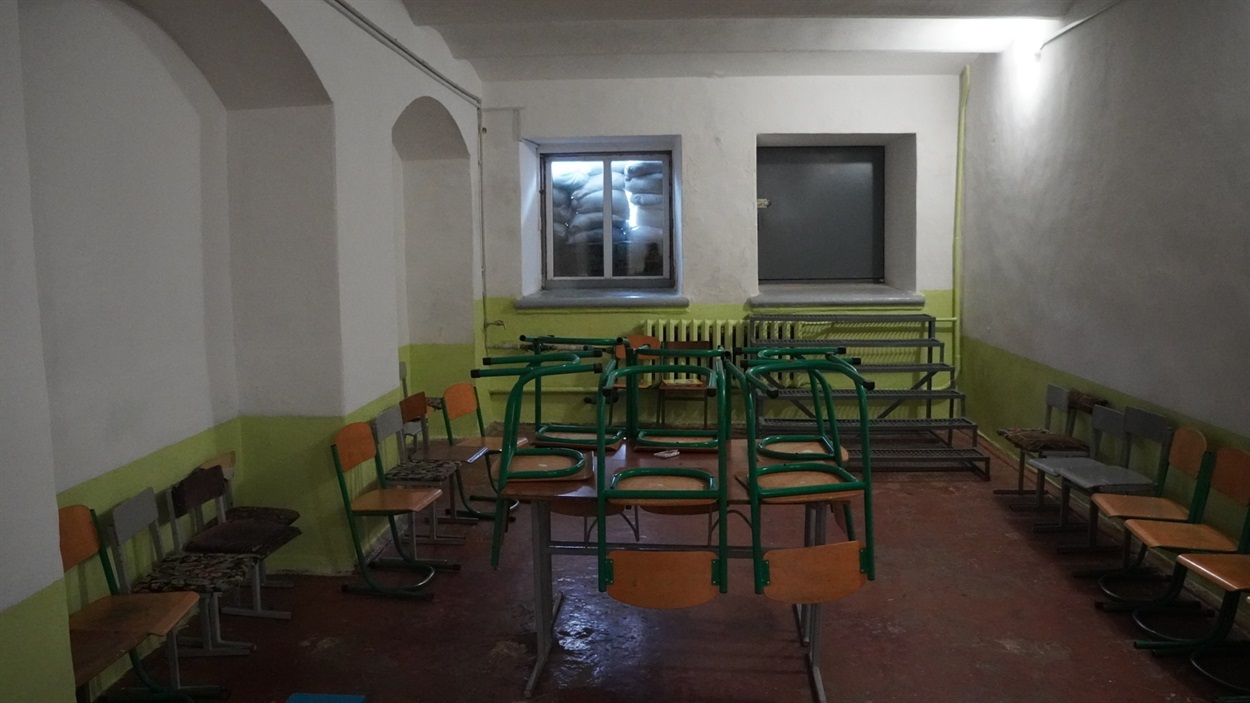 Вікна згідно вимог ДСНС закладені мішками з піском, одне переробили на другий вихід