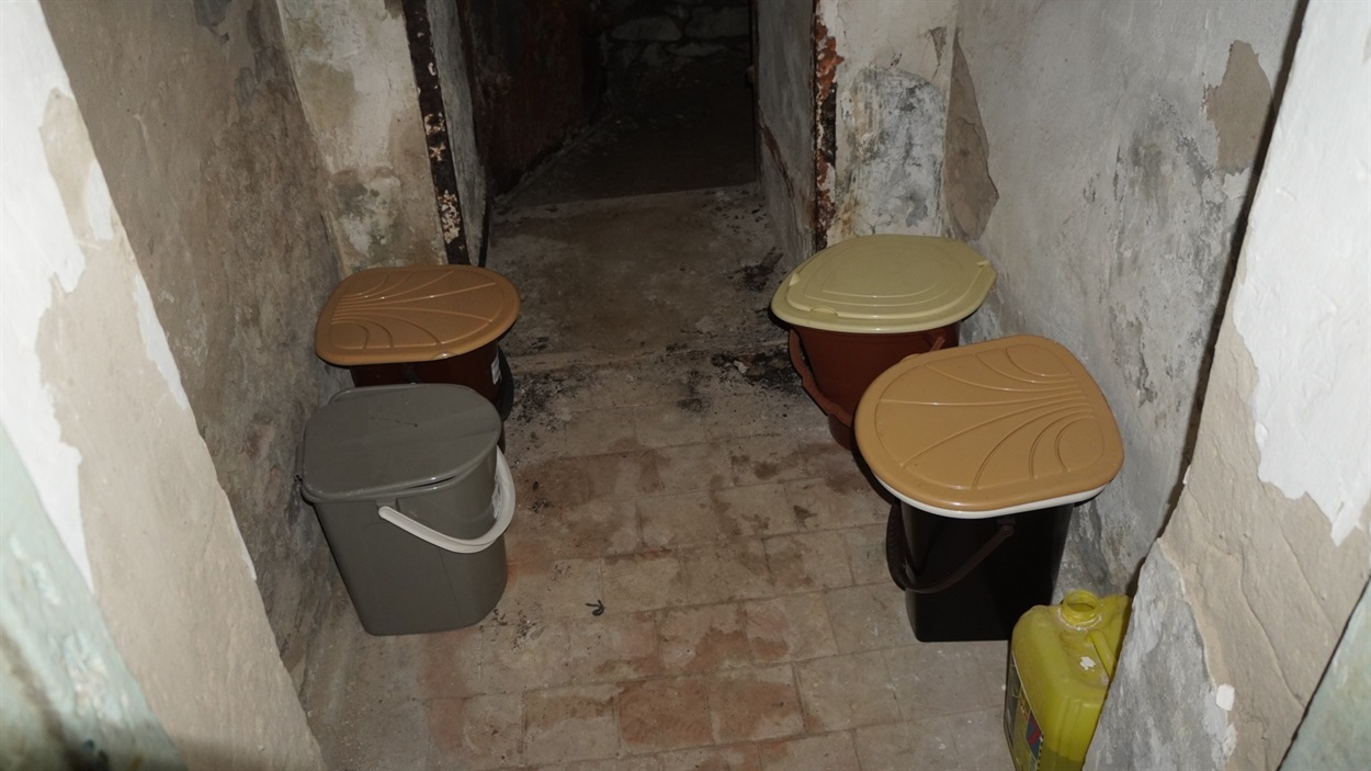 У сховищі замість туалету встановили відра-унітази
