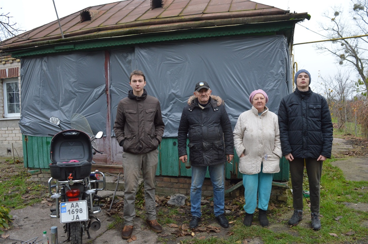 Олексій та Михайло допомагають бабусі з дідусем лагодити будинок