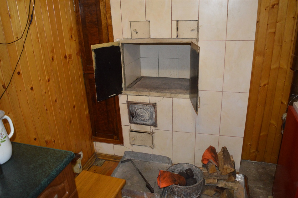 Господарі топлять у будинку грубу 