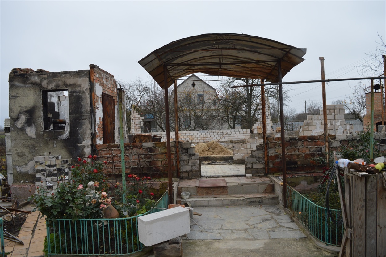 Коли у двір прилетів снаряд, чоловік із дружиною були в евакуації