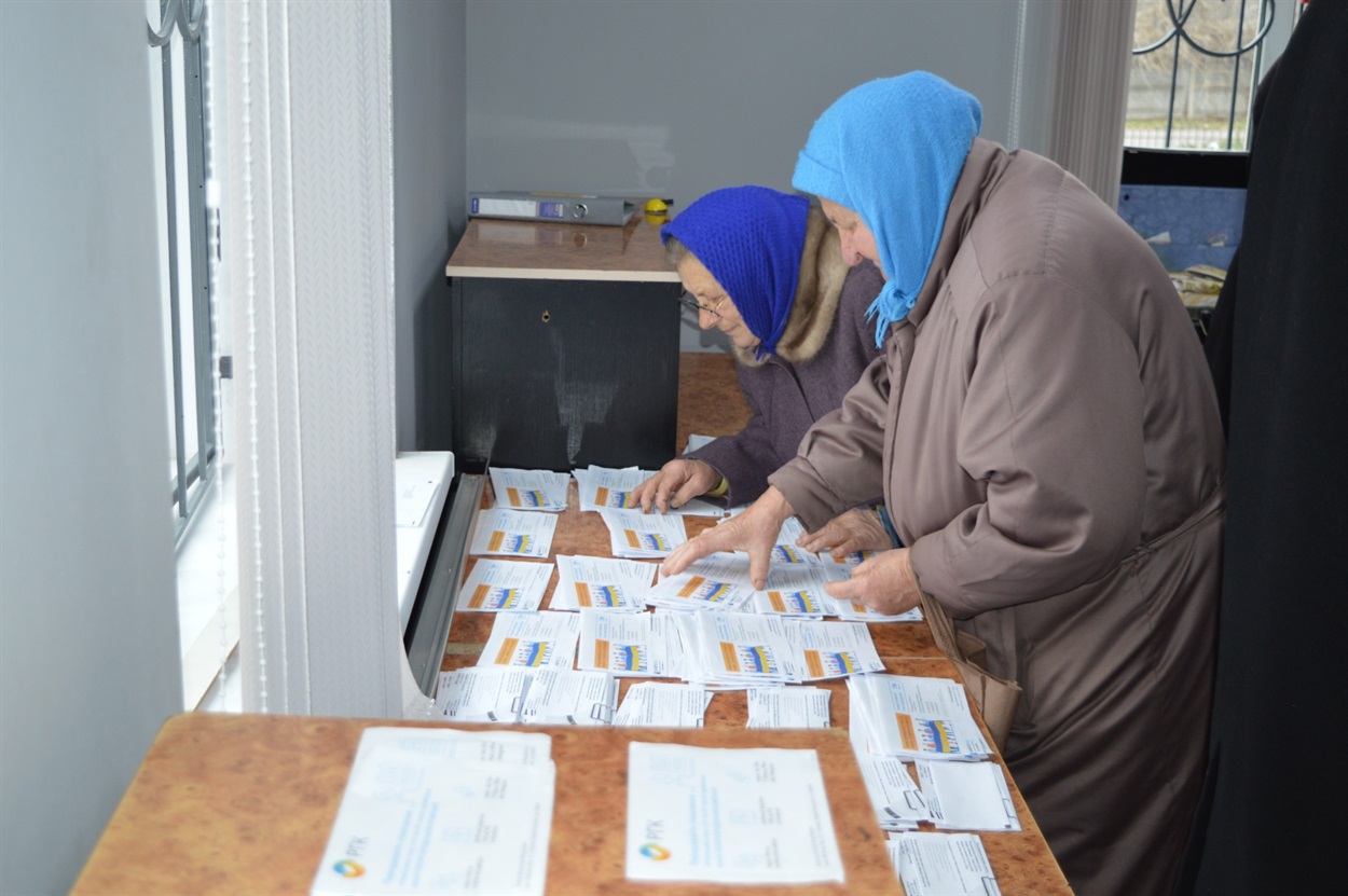 У відділенні пенсіонери отримують платіжки і відразу проводять оплату