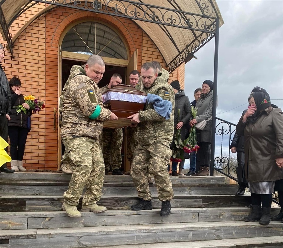 Відспівали загиблого воїна в ташанському храмі, побратими несли почесну варту