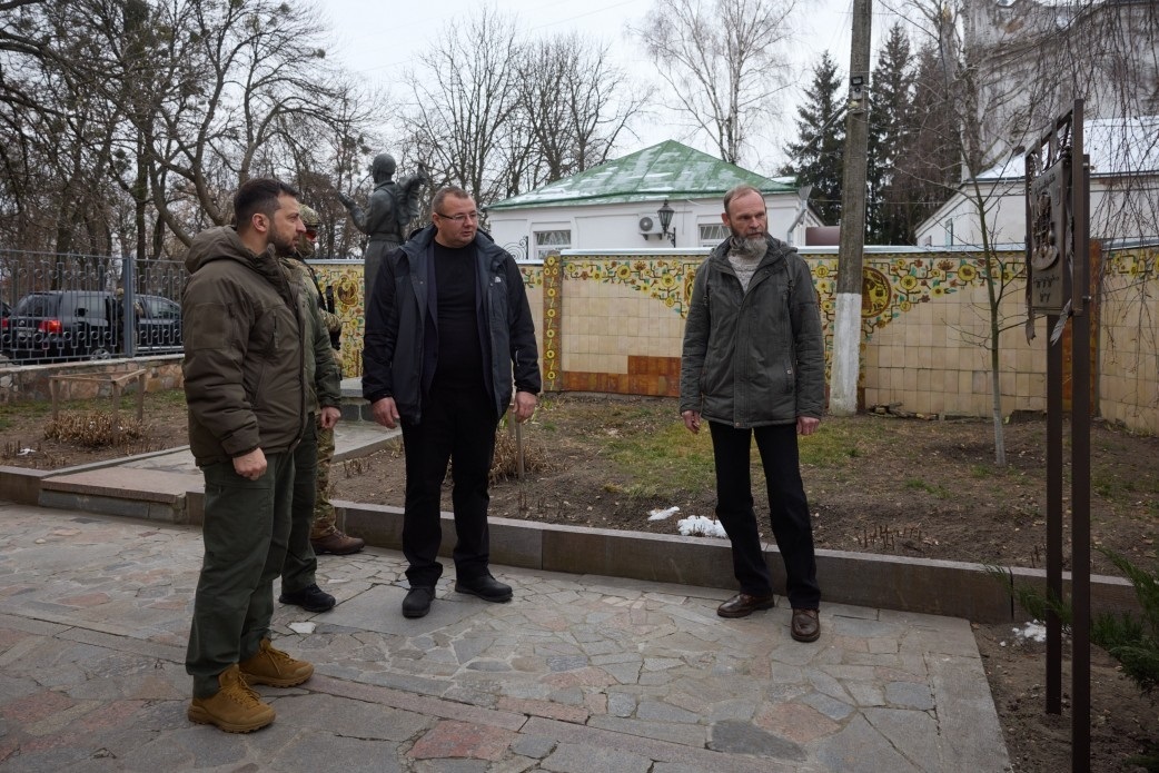 Володимир Зеленський, Олексій Лукашевич, Олександр Колибенко біля нового пам'ятного знаку в честь 300-річчя Григорія Сковороди на території музею в Переяславі 