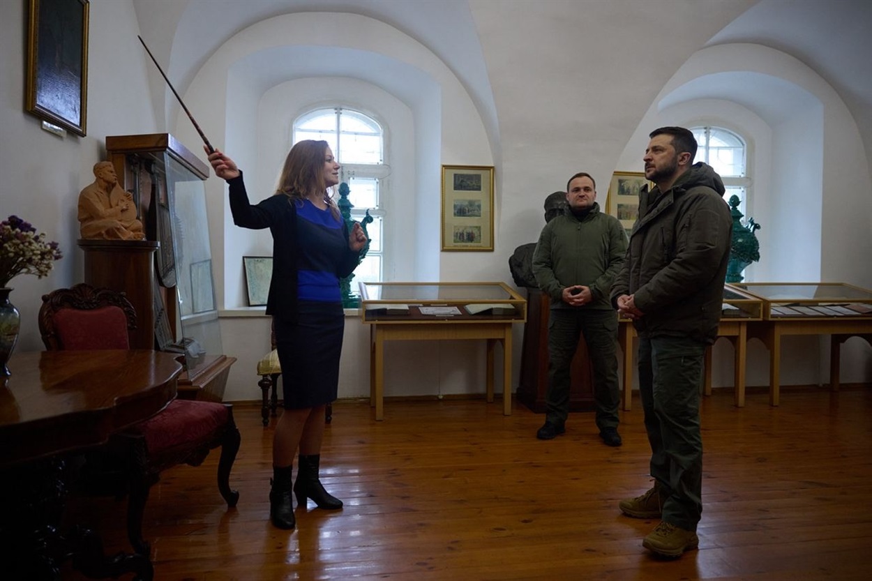Екскурсію Президенту проводить старший науковий співробітник Інна Більченко