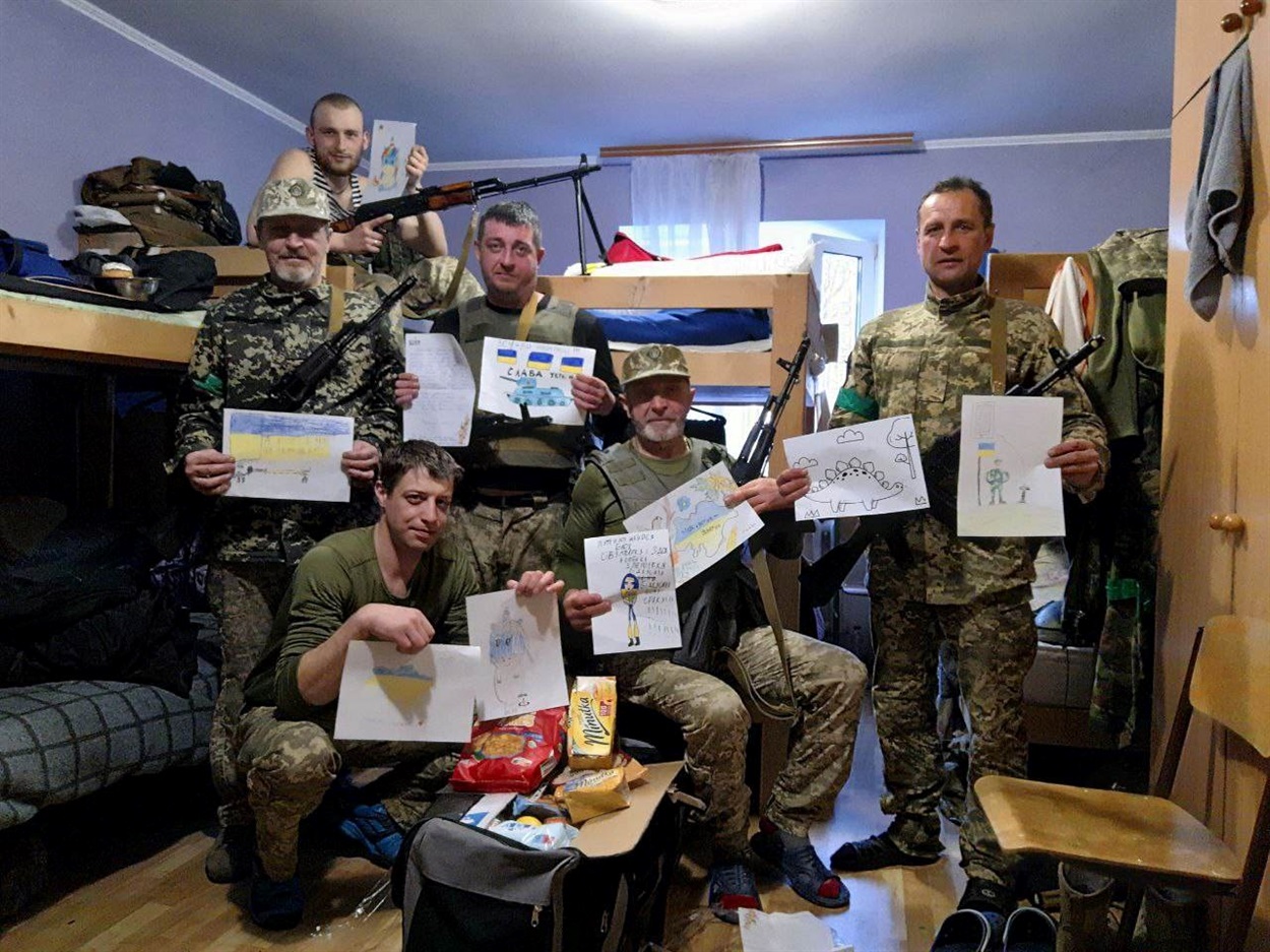Дитячі малюнки слугують оберегами для бійців, а домашні гостинці додають сил