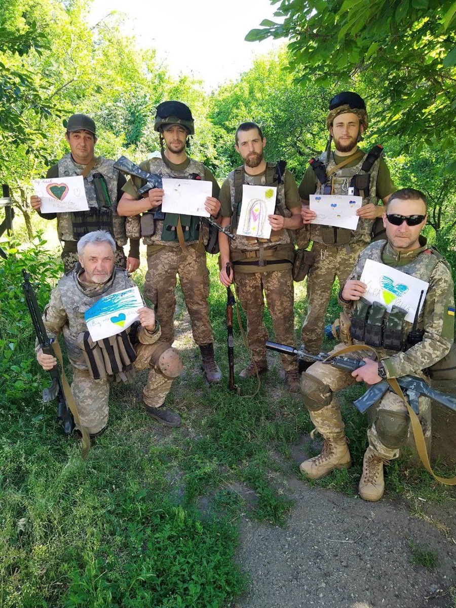 Дитячі малюнки слугують оберегами для бійців 