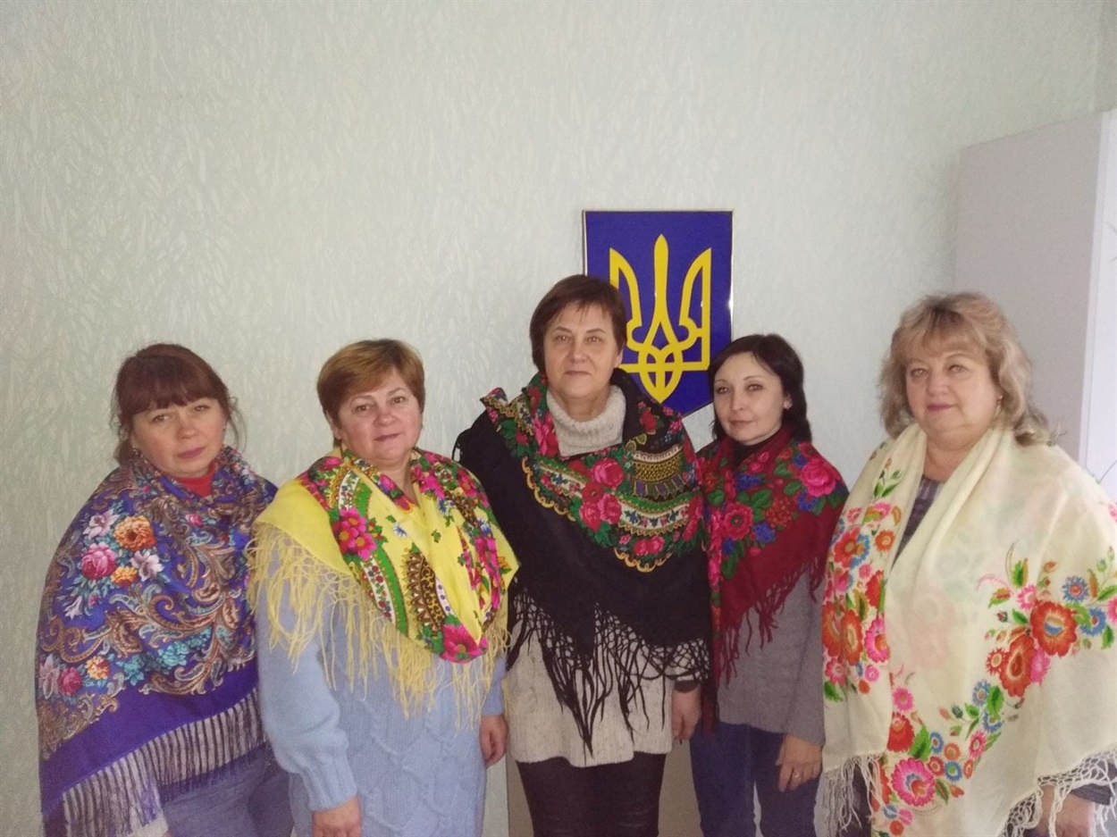 Свої хустки показали стовп'язькі молодички 