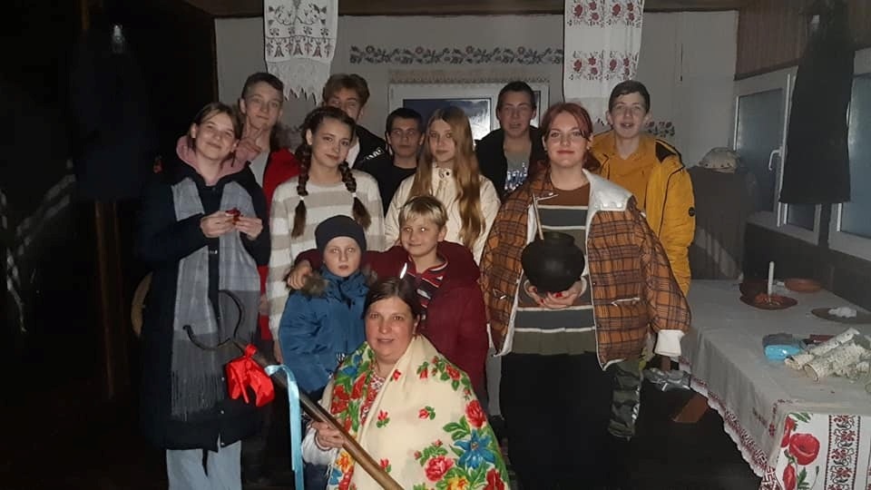 На вечорницях співали й жартували 