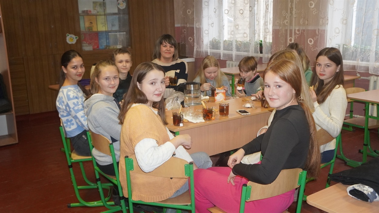 Після плідної роботи – чаювання в колі однокласників