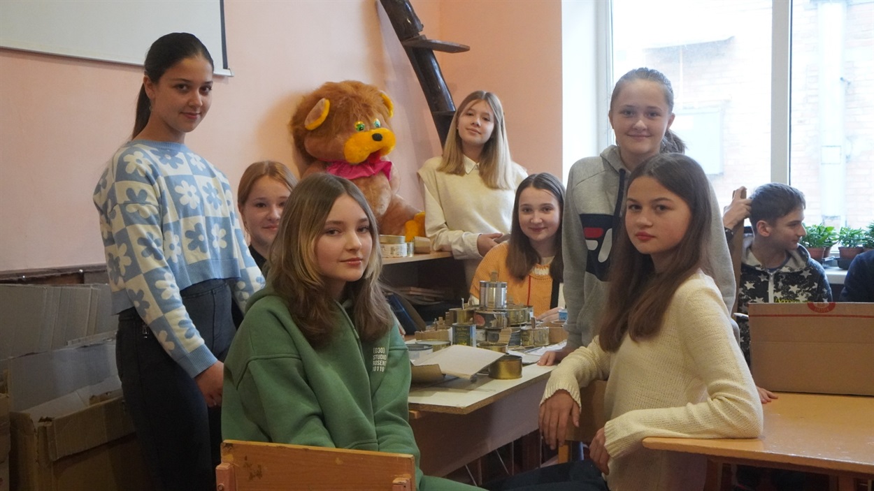 Після онлайн-уроків школярі зустрічаються, щоб поспілкуватися за корисною справою