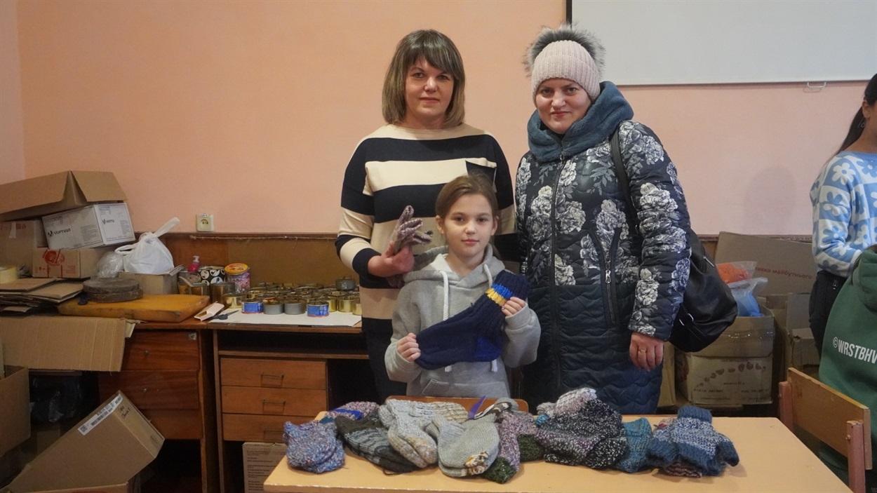 Людмила Усик (праворуч) з онучкою Віталінкою принесли ще кілька пар шкарпеток та рукавиць 
