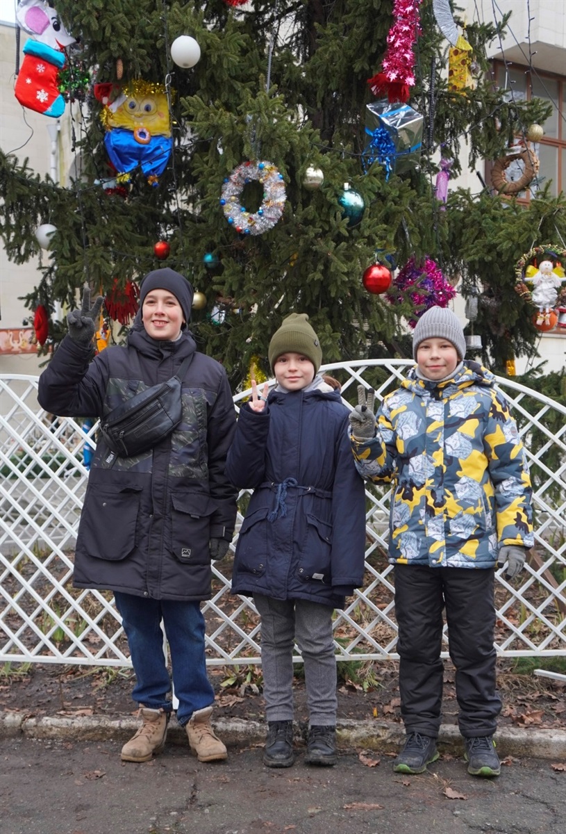 Підлітки гуляють біля головної ялинки у парку Шевченка