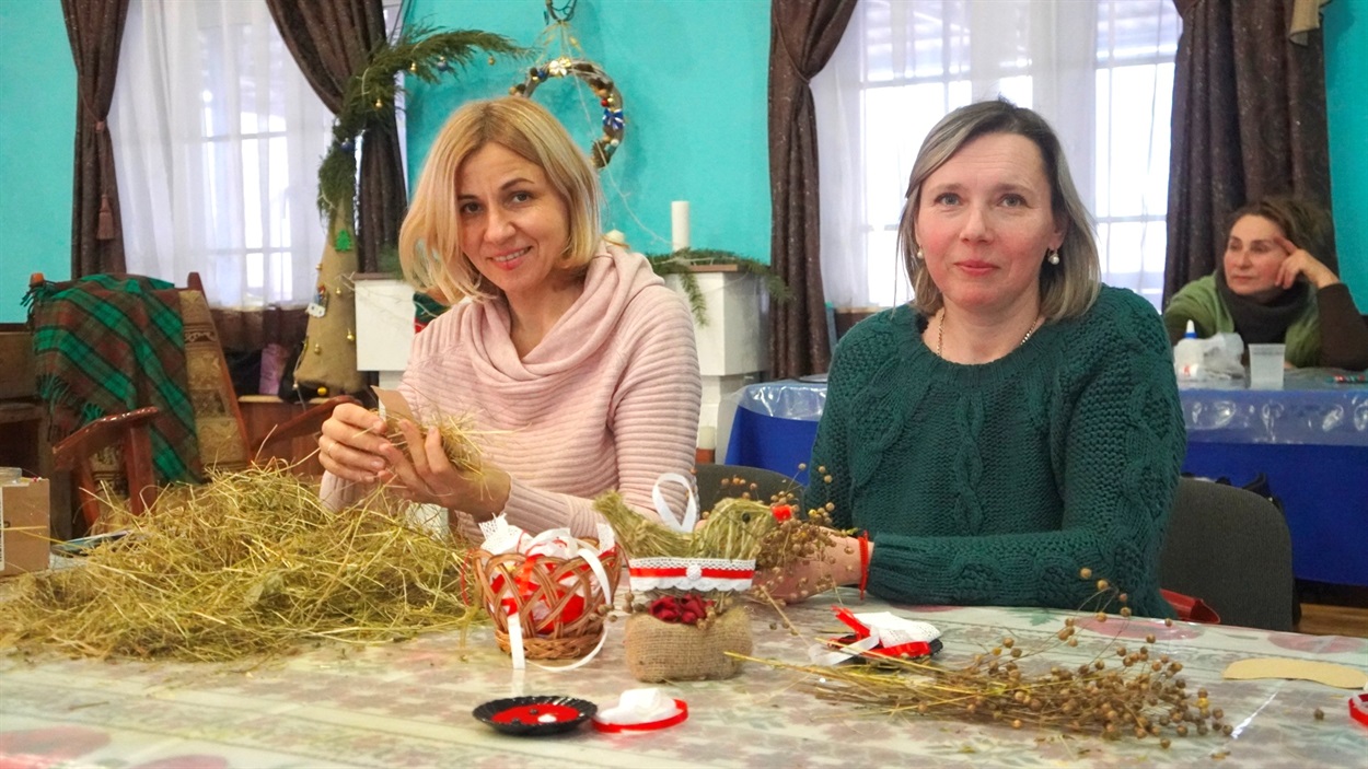 Світлана Авраменко та Марина Бондаренко показують як виготовити пташку на ялинку