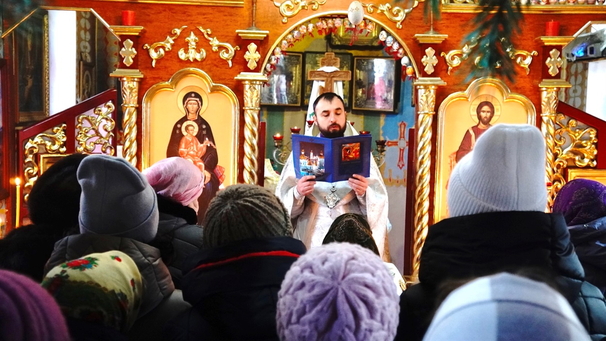 У церкві зібралося багато вірян