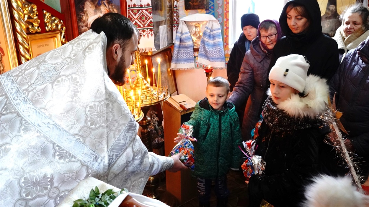 Ілля отримує подарунок за колядку
