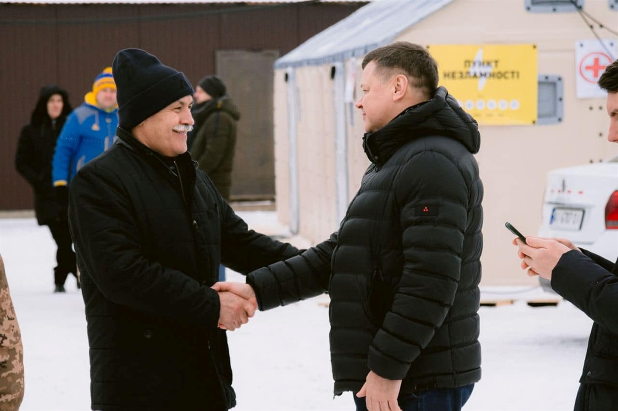 Вячеслав Саулко показує "містечко незламності" нардепу  Сергію Буніну  