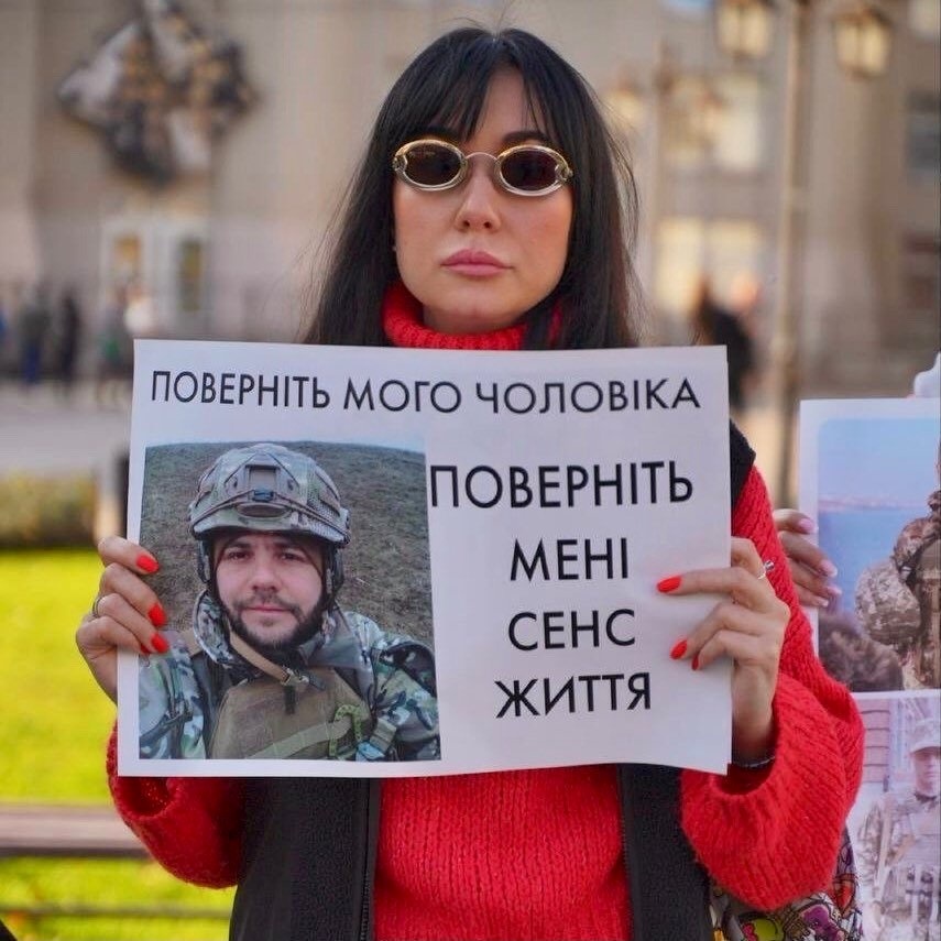 Анастасія Гондюл ходить на всі акції з надією, що їй допоможуть повернути з полону коханого
