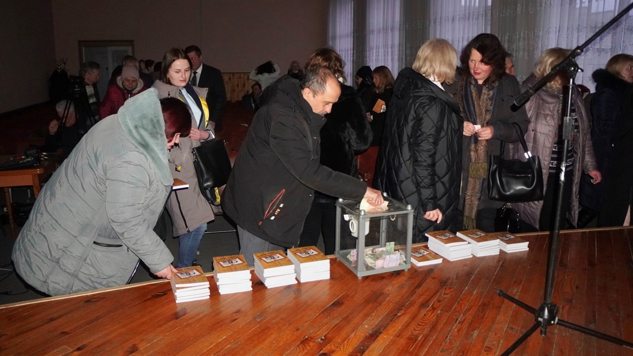 Три тисячі гривень, зібрані під час заходу, передали захисникам