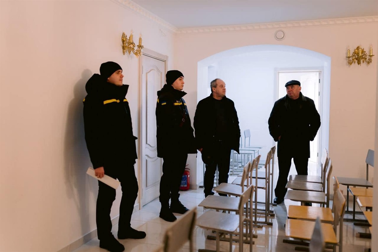 Інспектори ДСНС, начальник відділу освіти міськради Петро Ярмоленко, директор гімназії №4 Анатолій Чуян. Такого бездоганного укриття, як  у цьому храмі, немає в жодному освітньому закладі громади.