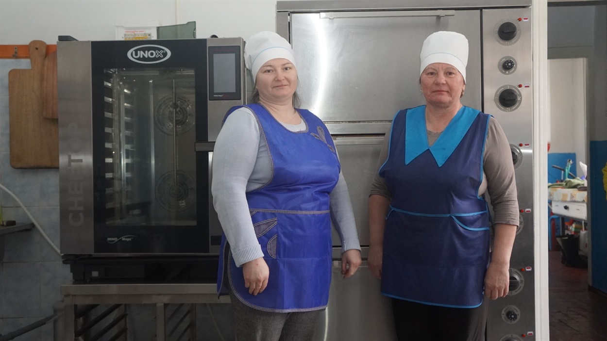 Кухарки Віра Данько та Аліна Данько показують оновлене оснащення шкільної кухні