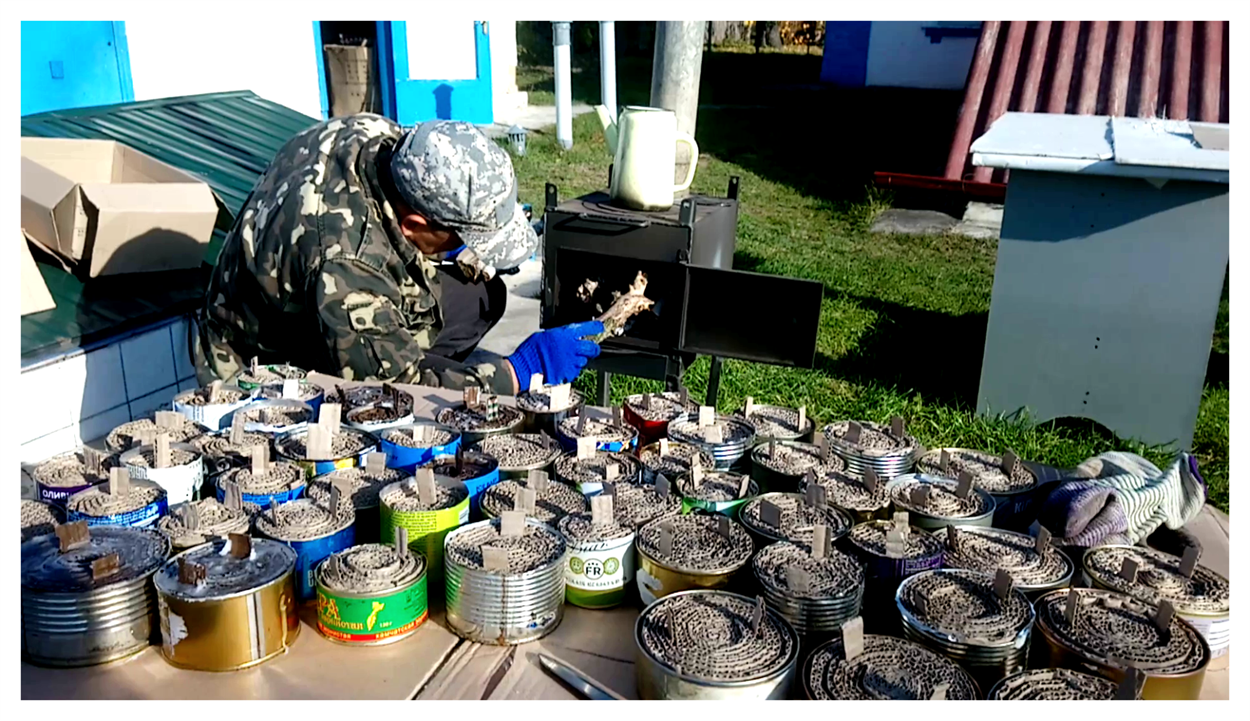 Парафіном свічки заливають на вулиці на саморобній пічці-буржуйці. 