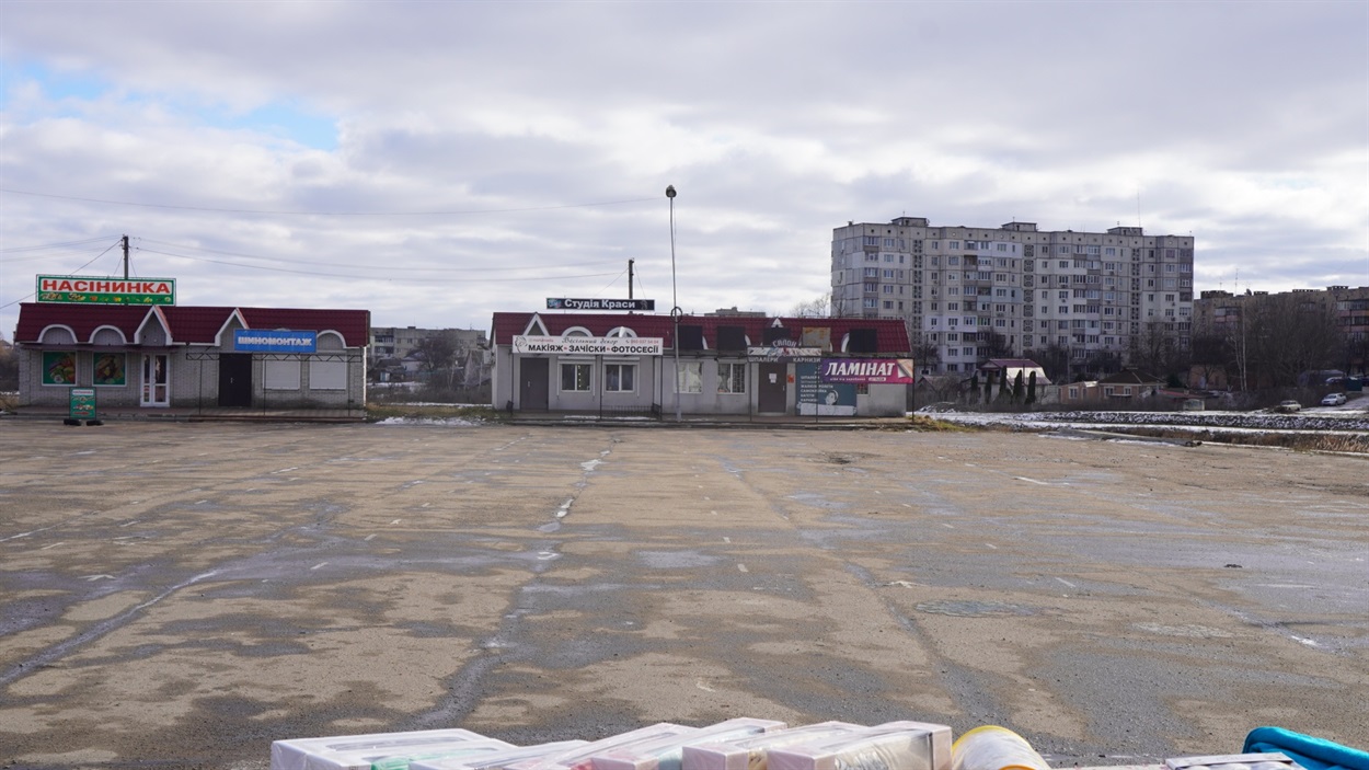 "Київський" майданчик для торгівлі промисловими товарами та одягом у недільний базар порожній 