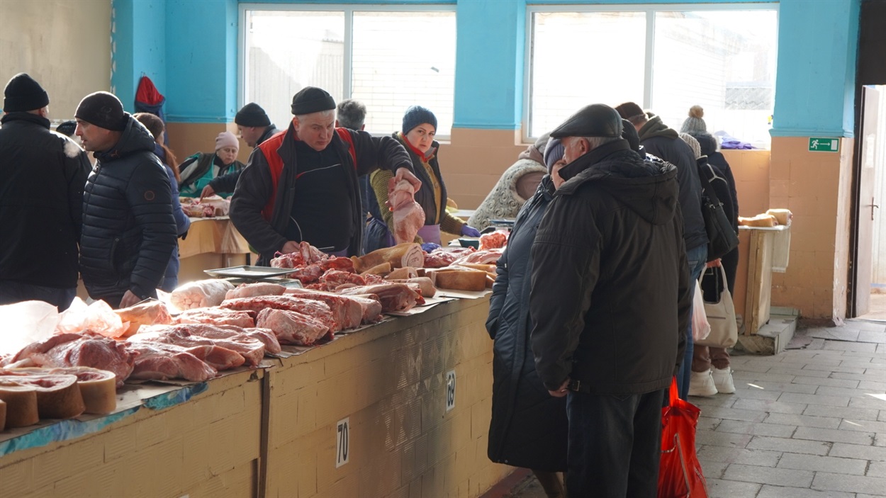 На базарі був великий вибір свинини 