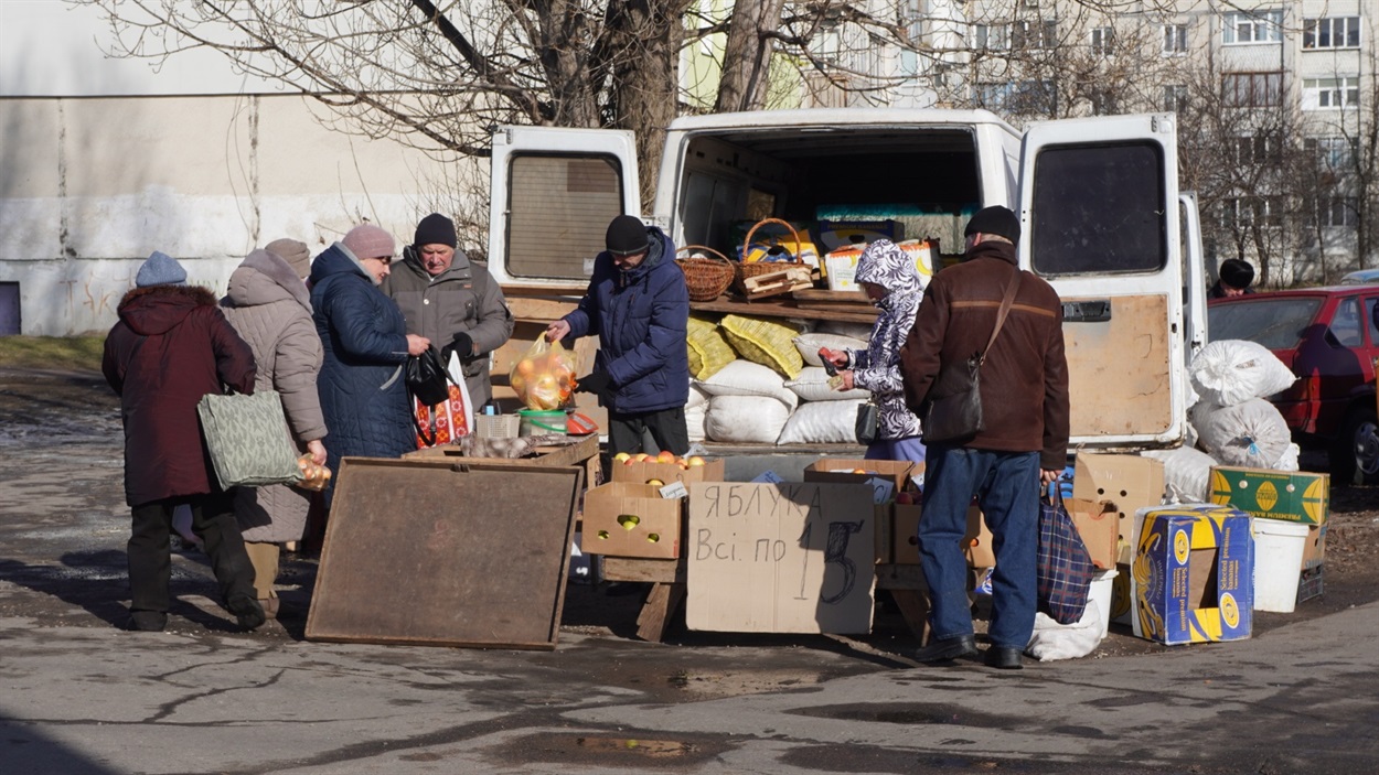 На базарі розпродували яблука по 15 гривень 