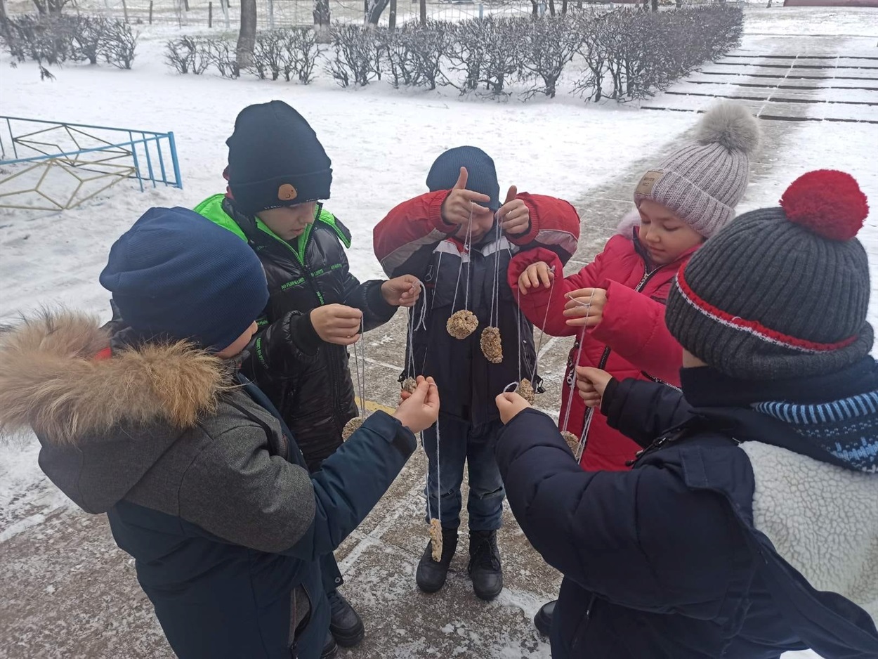 Молодші  школярі ліцею подбали про годівнички для пташок 