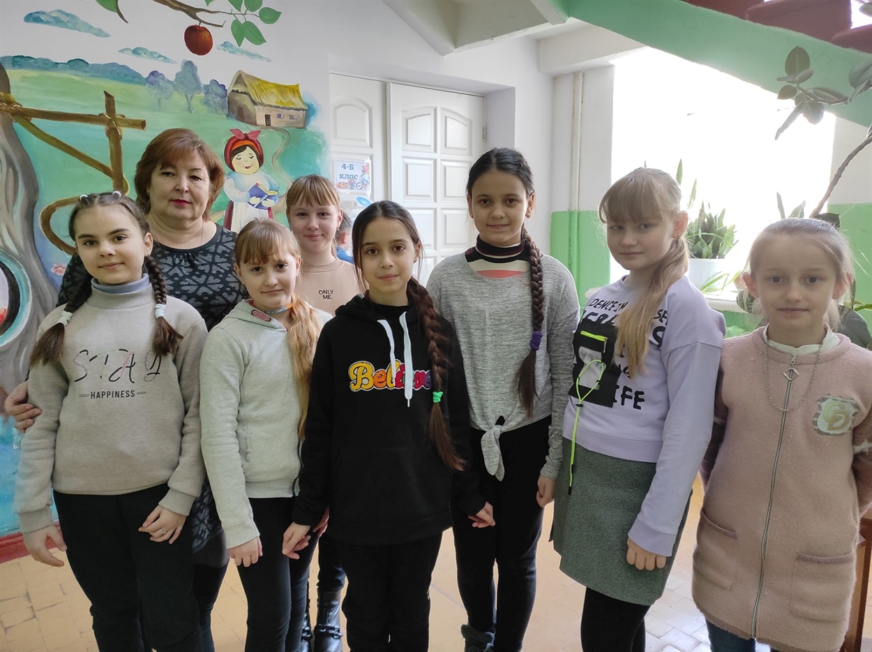 Четвертокласники зі своєю вчителькою зібрали допомогу для військовиків