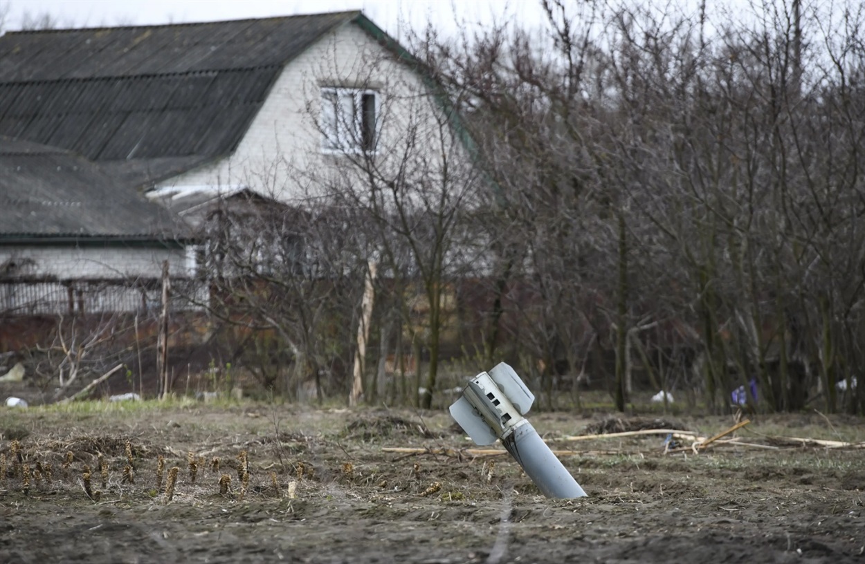 російський снаряд на подвір'ї житлового будинку, 20 квітня 2022 року, с. Ягідне