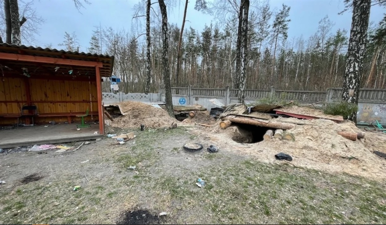росіяни між хатами викопали земляні укріплення
