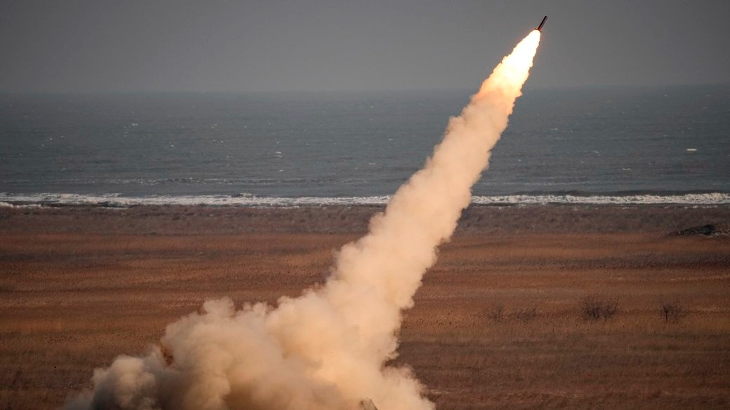 Запуск ракети з реактивної артилерійської системи Himars під час французько-американських навчань у Румунії, 9 лютого 2023 року