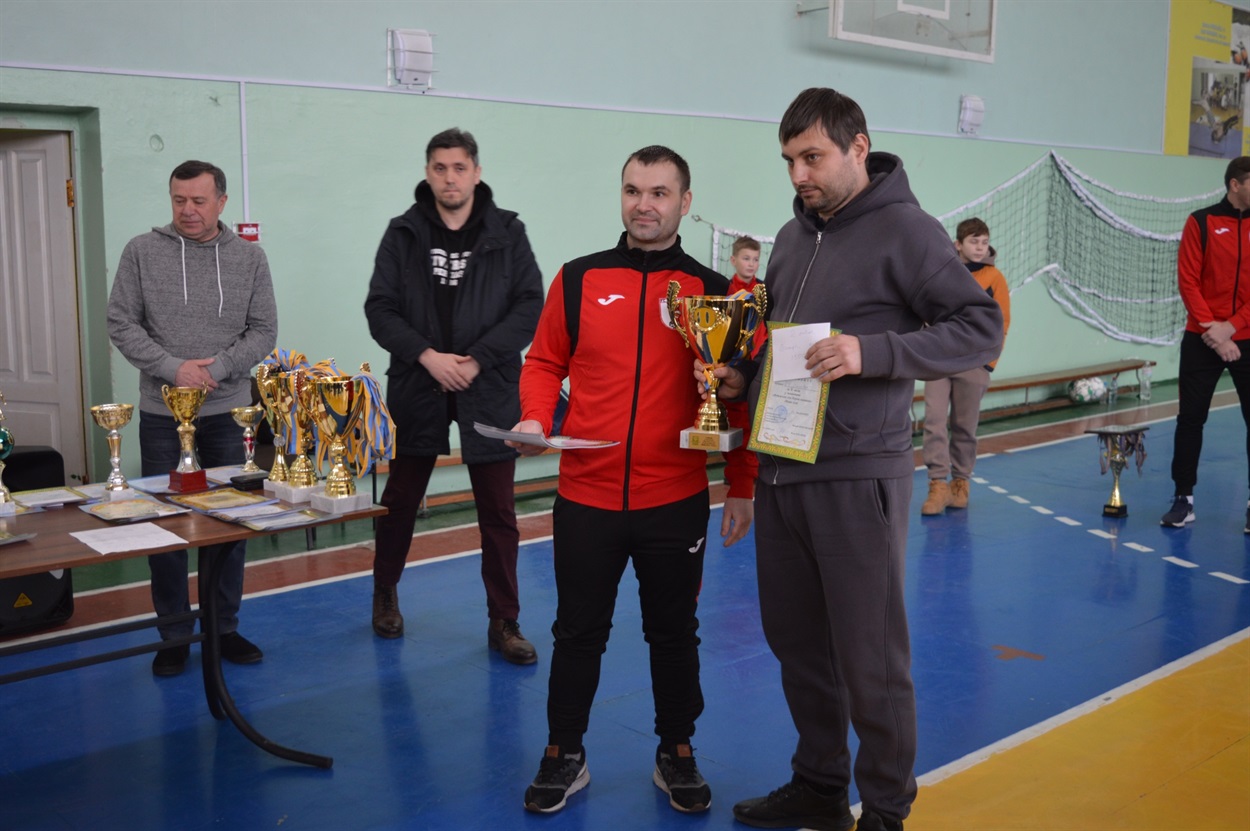 Кубок та медалі за 2 місце у вищій лізі в руках капітана «Семенівки»
