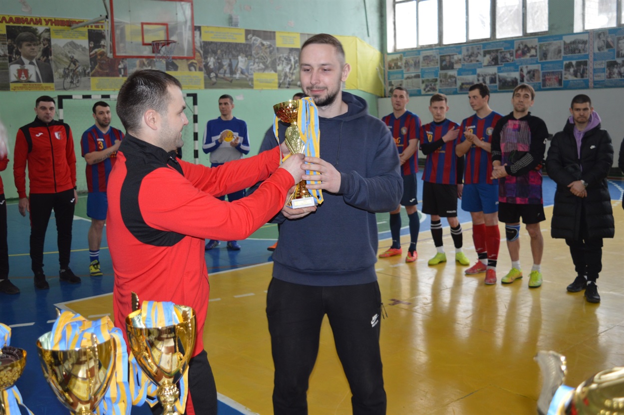 Кубок та медалі за 3 місце у вищій лізі отримує капітан ФК «Переяслав»