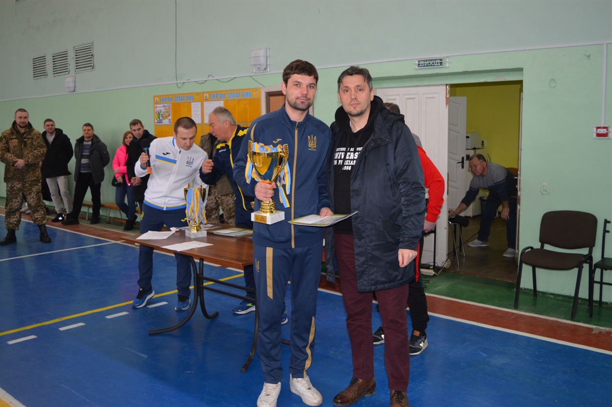 Капітан команди «Бурти» отримує кубок та срібні медалі за 2 місце в чемпіонаті першої ліги