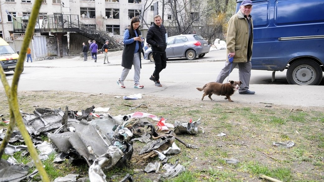 Люди проходять повз уламки крилатої ракети "Калібр", Київ, 29 квітня 2022 року